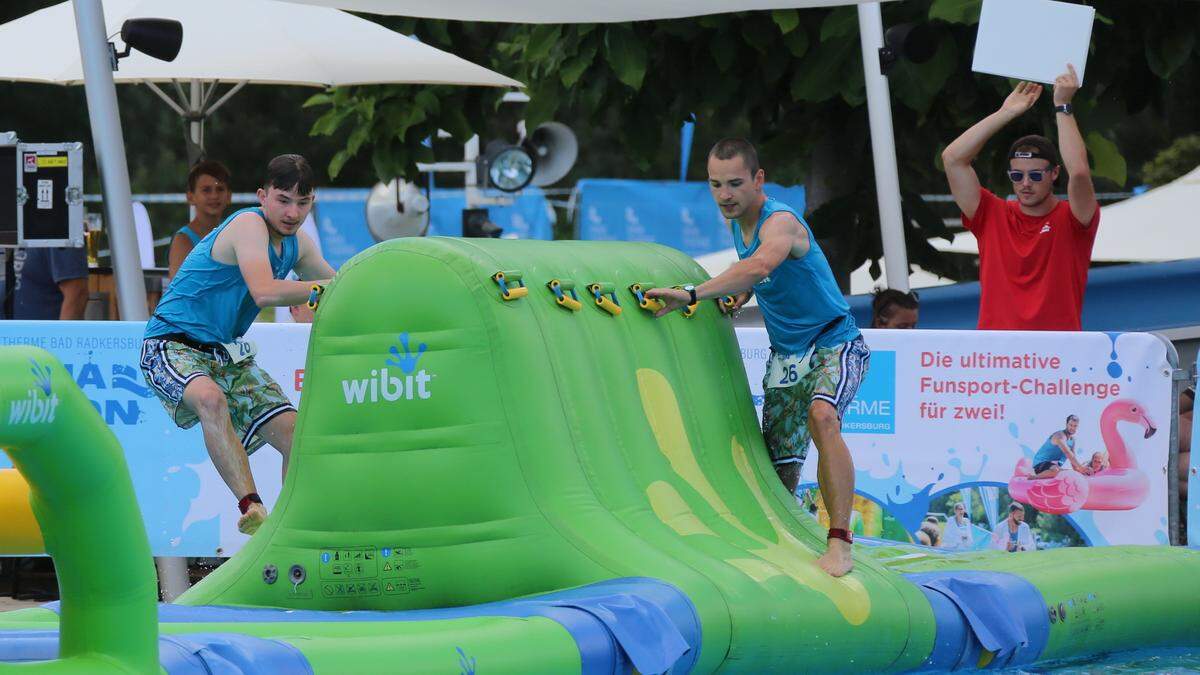 Das Sieger-Team mit Philipp Berchthold und Markus Reinprecht beim &quot;Water Bouldern&quot;