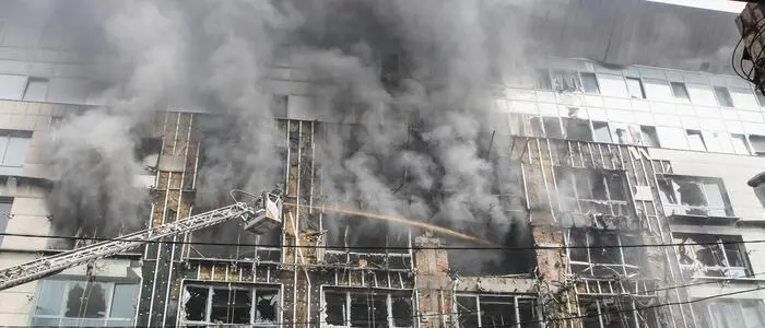Einsatzkräfte nutzen eine Hubarbeitsbühne, um einen durch einen russischen Drohnenangriff verursachten Brand in einem Geschäftszentrum in Dnipro, Ukraine, zu löschen