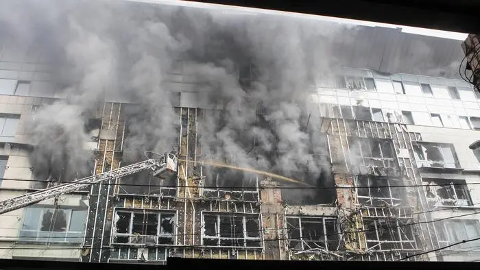 Einsatzkräfte nutzen eine Hubarbeitsbühne, um einen durch einen russischen Drohnenangriff verursachten Brand in einem Geschäftszentrum in Dnipro, Ukraine, zu löschen