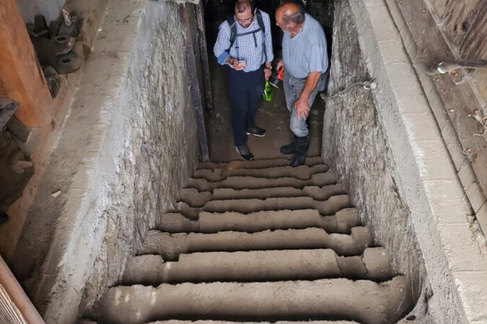 Beim Mayr von Familie Gradnitzer durften die beiden den Keller besichtigen, ebenfalls mit historischem Hintergrund.