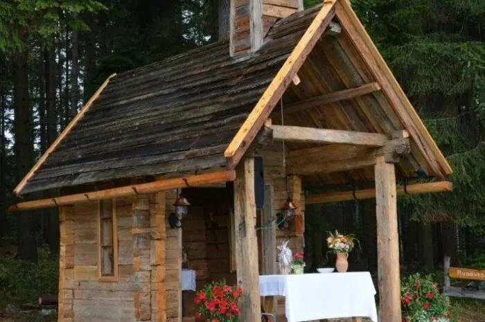 Geschäftsführer Engelbert Teichert hat mit viel Liebe selbst eine Holzkapelle errichtet.