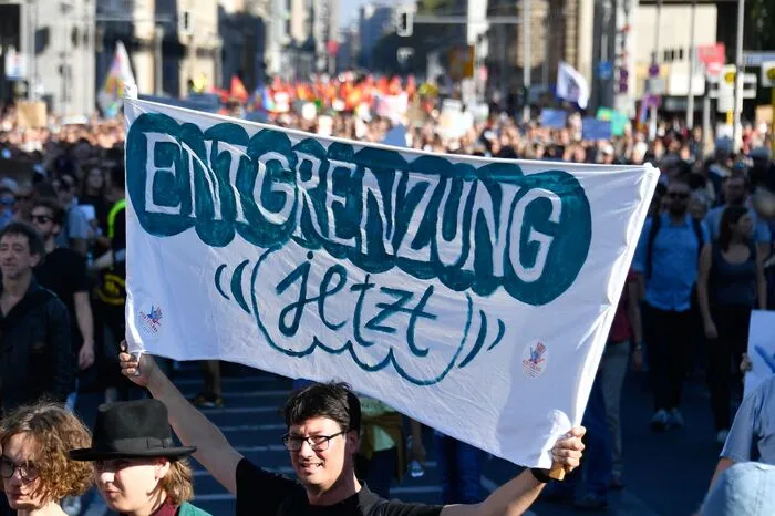 "Wir sind wahnsinnig zufrieden mit der Resonanz", sagte Felix Müller von der Initiative "Unteilbar" der Deutschen Presse-Agentur. Dies bestätige, dass viele Menschen ein Zeichen gegen rechts und für Solidarität hätten setzen wollen.
