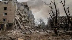 TOPSHOT - In this handout photograph taken by the press service of the 24th Mechanized Brigade of Ukrainian Armed Forces on October 12, 2025 and released on October 14, 2025, a Ukrainian serviceman stands among the rubble in the courtyard of destroyed residential buildings in the frontline town of Kostyantynivka, Donetsk region, amid the Russian invasion of Ukraine. (Photo by Handout / 24th Mechanized Brigade of Ukrainian Armed Forces / AFP) / RESTRICTED TO EDITORIAL USE - MANDATORY CREDIT "AFP PHOTO / OLEG PETRASIUK/ 24th Mechanized Brigade of Ukrainian Armed Forces " -  HANDOUT - NO MARKETING NO ADVERTISING CAMPAIGNS - DISTRIBUTED AS A SERVICE TO CLIENTS - AFP CANNOT INDEPENDENTLY VERIFY THE AUTHENTICITY OR LOCATION, DATE, AND CONTENT OF THESE IMAGES. / 