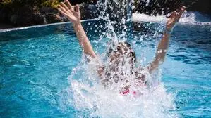 Immer wieder bringen massenhafte Pool-Befüllungen die Wasserversorgung an ihre Grenzen | Immer wieder bringen massenhafte Pool-Befüllungen die Wasserversorgung an ihre Grenzen