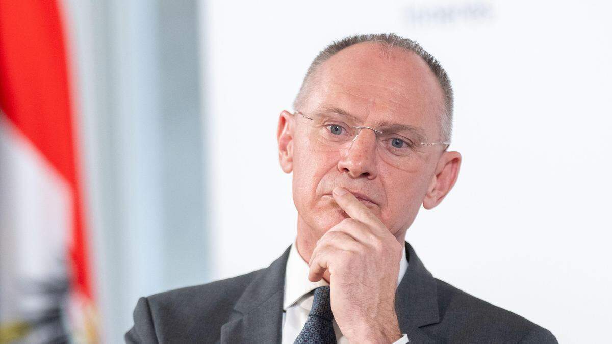 Innenminister Gerhard Karner plant in Österreich ein generelles Waffenverbot im öffentlichen Raum