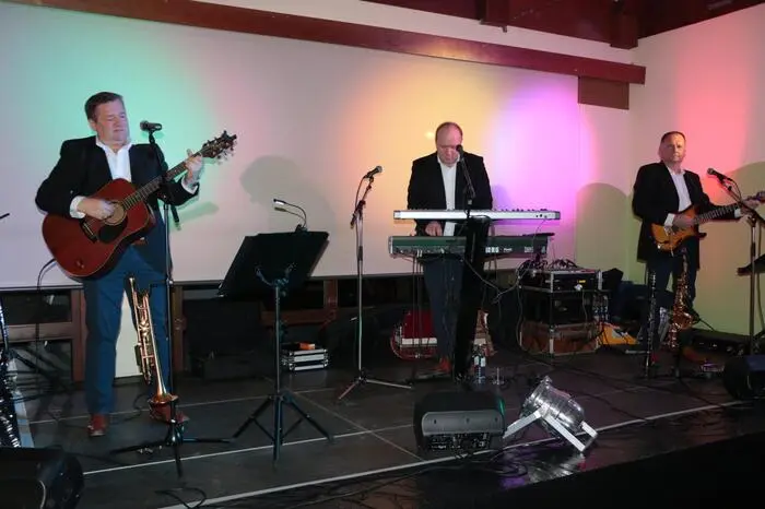 Für Stimmung im Ballsaal sorgte die Musikgruppe "Crazy 3". Bis in die Morgenstunden wurde zu deren Musik das Tanzbein geschwungen.