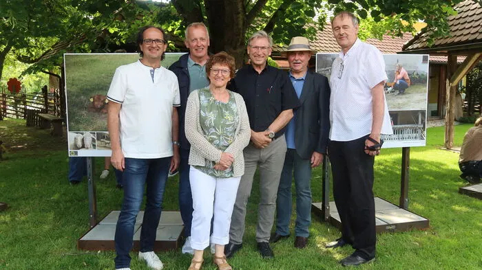 Die Ausstellerinnen und Aussteller des Fotoclubs rund um Organisatorin Hermine Sackl.