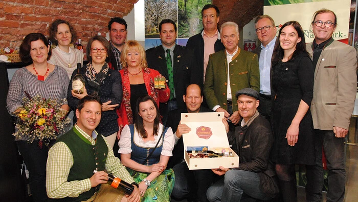 Neun Naturpark-Produzentinnen - und Produzenten präsentieren ihre Produkte im Regioneum im Grottenhof. Mit dabei sind: Die Amtmann-Genussladen, Brauerei Dietrich, Käserei Fischer, Weingut Harkamp, Bio-Weingut Knaus, Weinbau Kollerhof, Weingut Peter Skoff, Weinbau Thünauer und Lavendelhof Wunsum.
