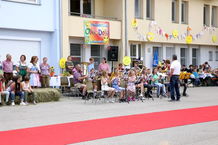 Übrigens: Auch die "Bläserklasse" der Musikschule Liebenfels und das Jugendorchester Liebenfels (Leitung Günter Proßegger) hatten Aufstellung genommen.  