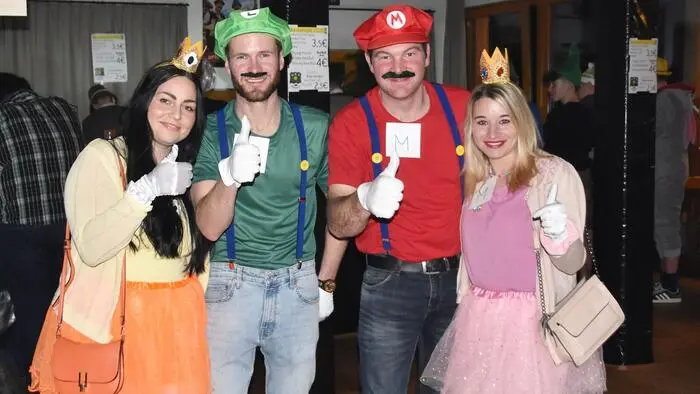 Der Maskenball des UFC Miesenbach auf der Wildwiesen Hütte war auch in diesem Jahr ein echtes Highlight im Fasching. Zahlreiche kreative Masken und originelle Ideen zeigten eindrucksvoll den großen Einfallsreichtum und die Kreativität der Besucherinnen und Besucher. 