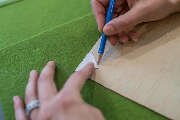 Muster. Zeichnen Sie das gewünschte Motiv, mit demdas Glas verziert werden soll, mit dem Bleistift auf dem Korkpapier vor. Kleiner Tipp: Nicht zu kleinteilig werden,sonst kann es passieren, dass das Papier nicht mehr gut haftet.