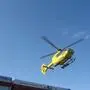 Man sieht einen gelben Hubschrauber am blauen Himmel | Der Rettungshubschrauber Christophorus war ebenfalls in Brückl im Einsatz (Archivfoto)