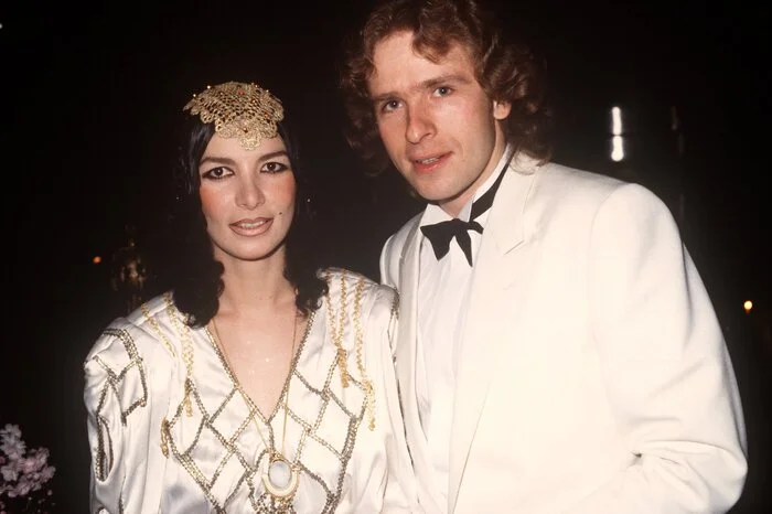 Seit 1976 sind die beiden verheiratet. Sie haben zwei Söhne und teilen eine Leidenschaft für extravagante Kleidung. 