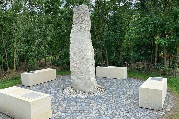 2019 ließ die Gemeinde Nickelsdorf zum dreißigjährigen Jubilälum des Falles der Mauer einen Gedenkstein errichten, der an die Entbehrungen und Schrecken der Flüchtlinge aus der DDR erinnert, von denen viele über Nickelsdorf in den Westen flüchteten