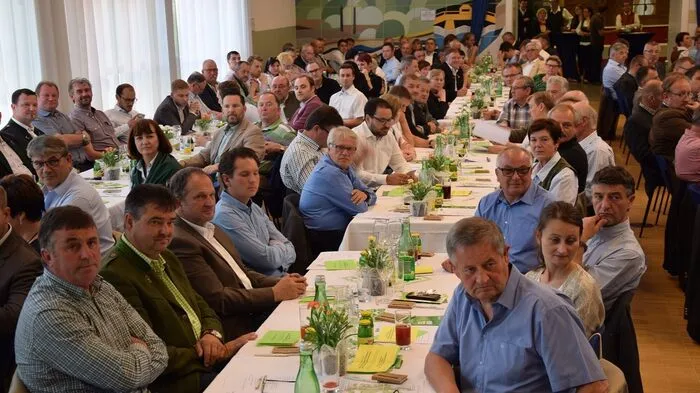 Über 200 Delegierte der ÖVP Leibnitz versammelten sich Dienstagabend in Straß zum Bezirksparteitag.