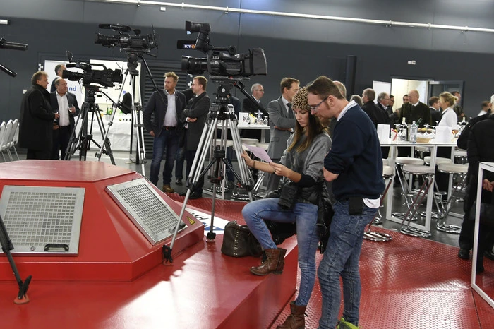Außergewöhnliche Plattform für die Kameras der Medien: Eine der beiden hocheffizienten Turbinen. Sie pumpen bis zu 80.000 Liter Wasser pro Sekunde über 3,5 Kilometer lange Druckstollen in die Speicher Gößkar und Galgenbichl.