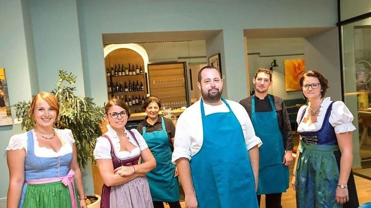 Christopher Petsch (M.) mit seinem Team von der Machere