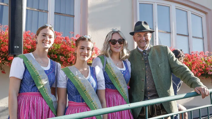 Schon am frühen Morgen des 9. September 2023 begrüßten die Dachstein Hoheiten und Bürgermeister Ernst Fischbacher die Bergretter-Fans vor dem Ramsauer Gemeindehaus