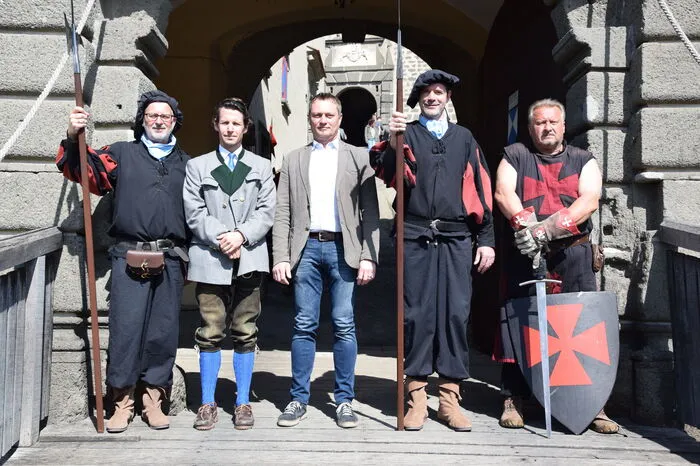 Der symbolischen Öffnung der Burgtore durch Prinz Emanuel von und zu Liechtenstein sowie Bürgermeister Manfred Reisenhofer wohnten auch die Gnaser Landsknechte und die Ritter zur Riegersburg bei.