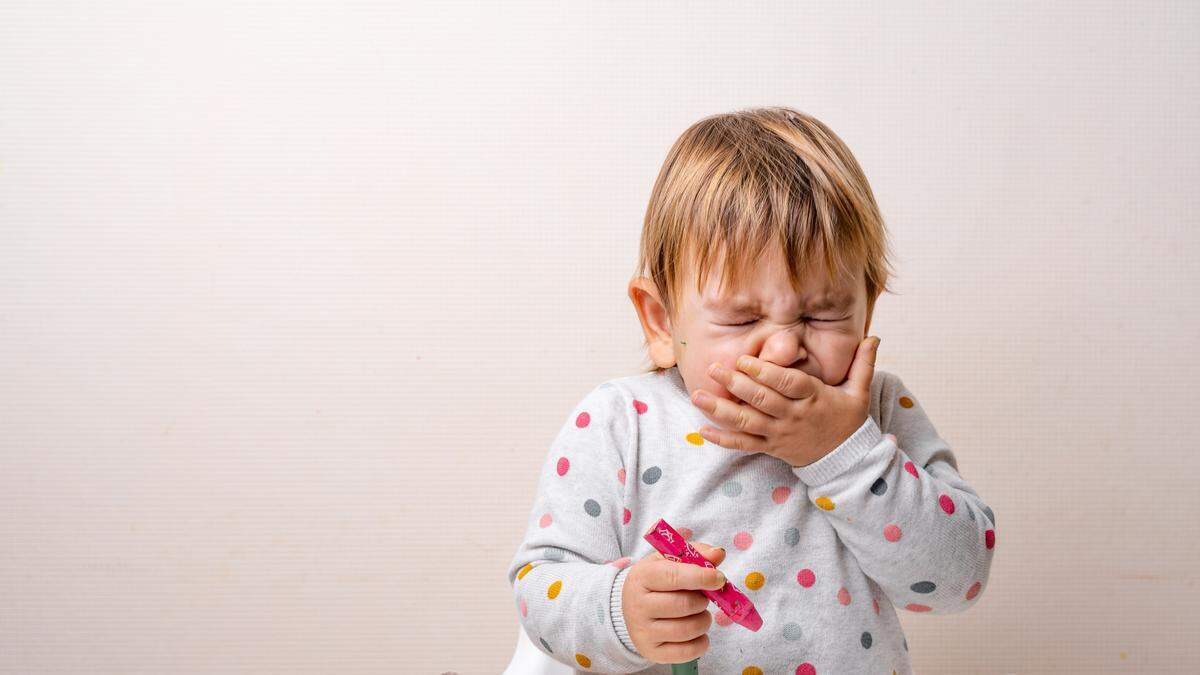 Hatschi! Husten und Niesen ist für Erkältungen normal, wenn möglich sollte man aber in den Ellbogen und nicht in die Hand niesen. 