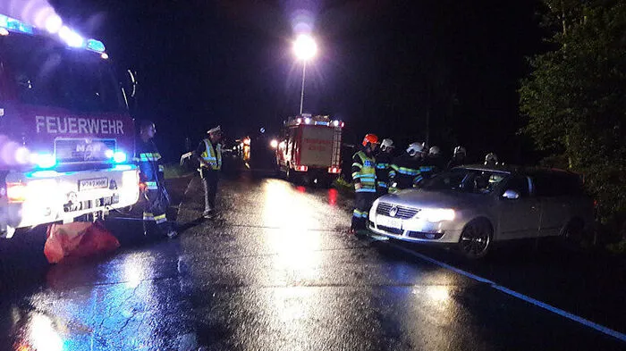 Die Freiwillige Feuerwehr Nitscha zog das Fahrzeug wieder auf die Straße.
