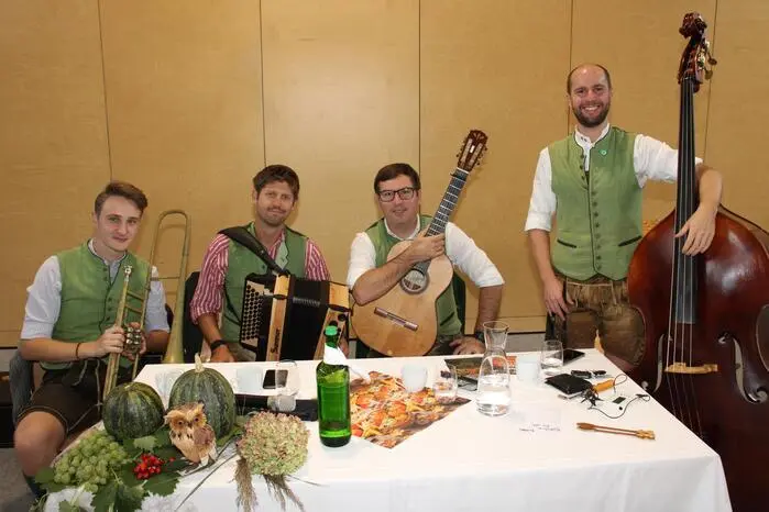 Musikalisch sorgte die Gruppe „Die 4 Buam“ für einen abwechslungsreichen Sonntag mit flotten Klängen. 
