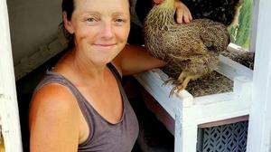 Kerstin Teubl hält fünf chronisch kranke Hühner am Schwalbenhof in Bierbaum