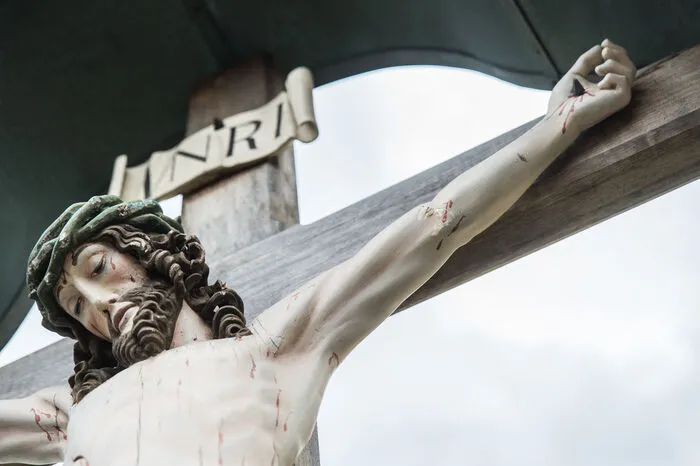 ... bevor er auf ein Kreuz samt Jesusfigur losging.