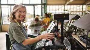 Floristin an der Kassa. "Blumen zahlen keine Miete“