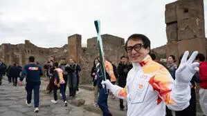 Auch Jackie Chan war einer der Fackelträger. Er lief mit dem Olympischen Feuer im Dezember in Pompei