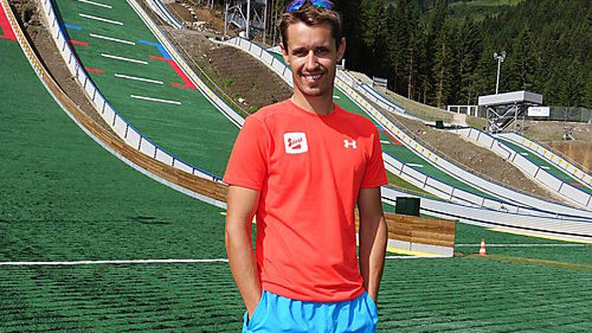 Lukas Klapfer vor den neuen Schanzen der Erzberg Arena in der Eisenerzer Ramsau 