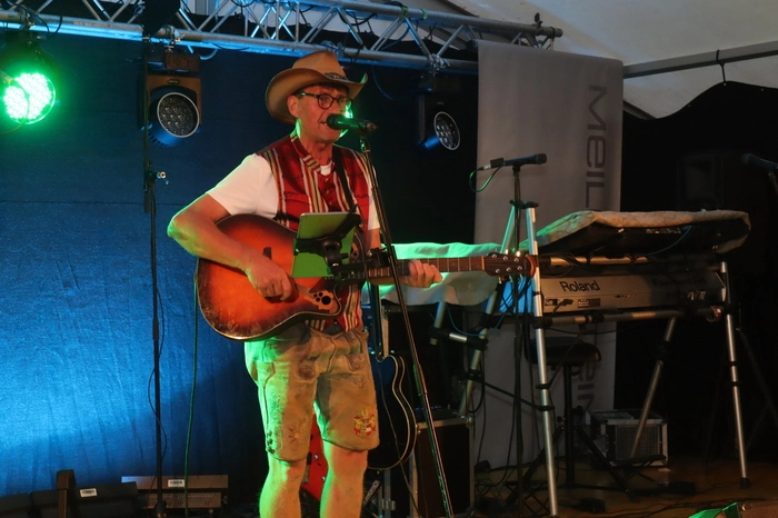 Hannes (Pöcheim) der Lavanttaler begann den musikalischen Abend mit einigen Lieder seiner neuesten CD und einigen bekannteren Coverhits.
