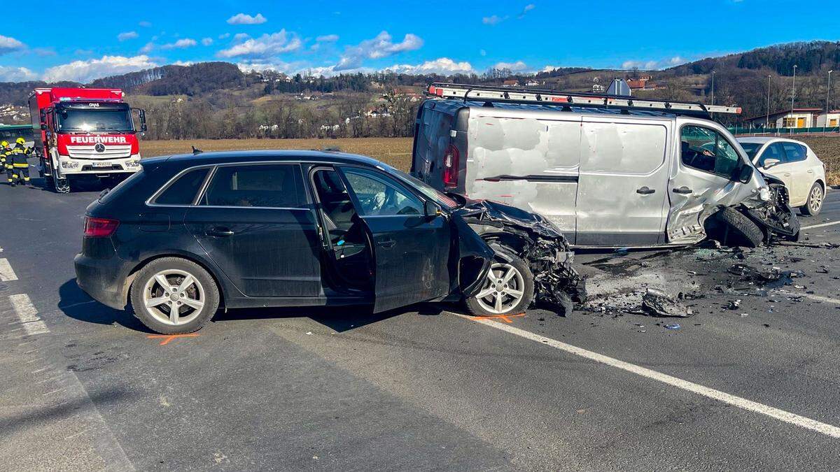 Auf der Raninger Kreuzung (L 211) in Gnas kam es zu einem Verkehrsunfall mit drei Fahrzeugen