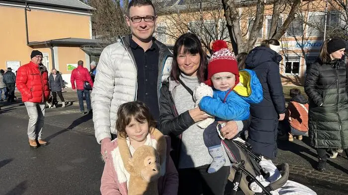 Lenia (5) und Finley (1) mit Mama Carmen Masser und Papa Richard Plazonik ließen ihre Kuscheltiere (Affe und Hasi) segnen