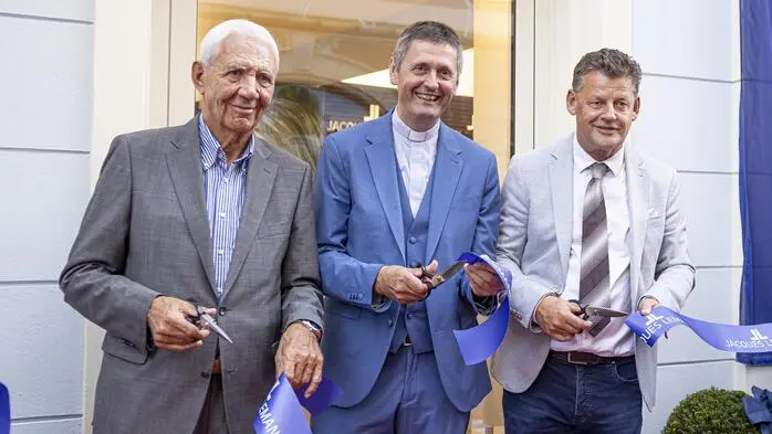 Sogar Dompfarrer Peter Allmaier (Mitte) schaute bei der Eröffnung des Jacques-Lemans-Stores vor drei Jahren vorbei. Links und rechts von ihm: Firmengründer Alfred Riedl und Bürgermeister Christian Scheider (FSP)