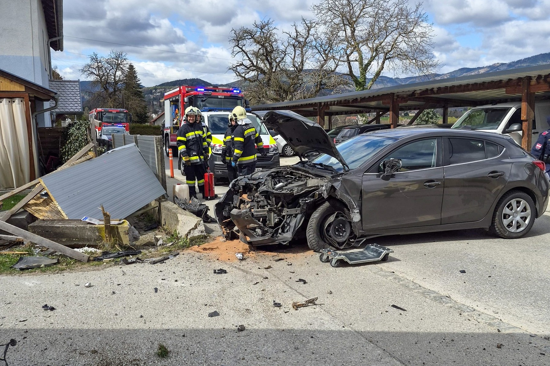 Eingeschlafen: Oststeirer (70) kracht bei Weiz mit seinem Auto in Mauer