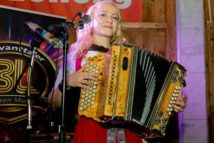 Im Anschluss sorgten die drei Geschwister Scharf – Verne, Ramona und Julian – mit ihrem mitreißenden Programm für beste Volksfeststimmung und eine durchgehend gefüllte Tanzfläche.Im Anschluss sorgten die drei Geschwister Scharf – Verne, Ramona und Julian – mit ihrem mitreißenden Programm für beste Volksfeststimmung und eine durchgehend gefüllte Tanzfläche.