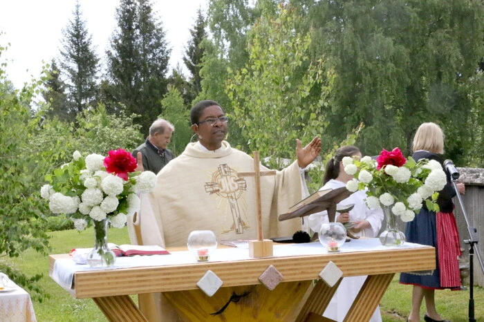 Provisor Charles Ogbunambala (Foto) lud am Sonntagvormittag anlässlich des Hochfestes zur Feldmesse. 