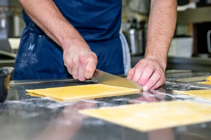 Nun werden die Lasagne-Blätter zugeschnitten.