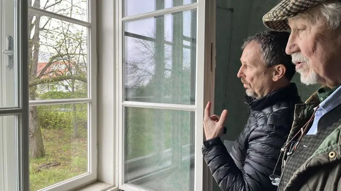 Christian Wurzinger und Hanns Kottulinsky zeigen die nachgebauten Kastenstockfenster.