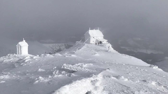 Dieses spektakuläre Bild hat uns Andreas Scherk zukommen lassen. Zu sehen: der Zirbitzkogel mit einem komplett eingeschneiten Materl und Schutzhaus, das nur 20 Meter unterhalb des Gipfels liegt.