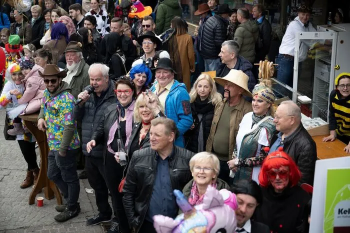 Tausende Besucher säumten die Strecke und applaudierten den Narren.