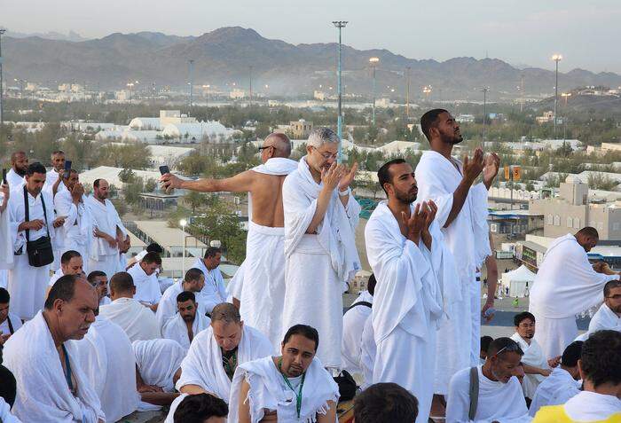 July 8, 2022, Mecca, Mecca, Saudi Arabia: Muslim pilgrims pray on Mount Arafat, as Jabal al-Rahma near Mecca, as they ta