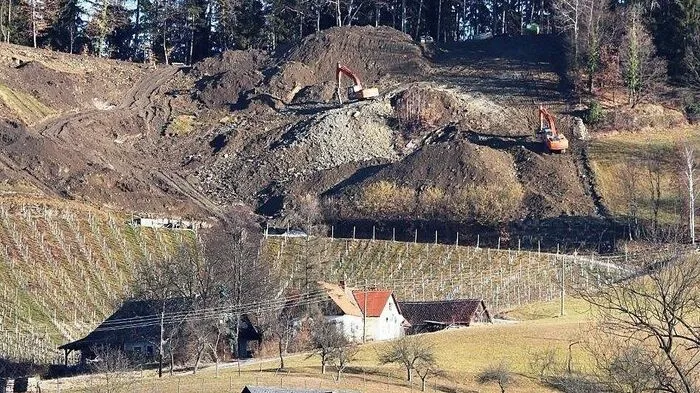 Die Baustelle beim Weingarten ist manchen ein Dorn im Auge. Bürgermeister    Johann Nestler sagt, alle Gesetze wurden eingehalten