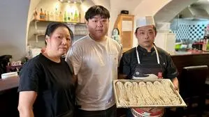 Xiaojuan Chen, Xiang Chen und Feng Chen (v.l.n.r.) im neuen japanischen Restaurant