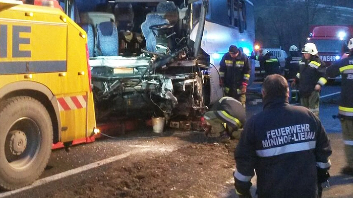Großeinsatz im südlichen Burgenland: Ein Pkw und ein Reisebus sind im Bezirk Jennersdorf zwischen Minihof-Liebau und Tauka frontal zusammengestoßen. Die Unfallmeldung ging in der Nacht auf Sonntag um 22.12 Uhr ein.