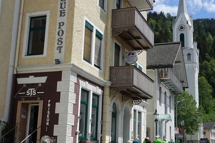 Nach dem Start am Hauptplatz geht es zügig vorbei an der evangelischen Kirche zum Eingang der Talbachklamm