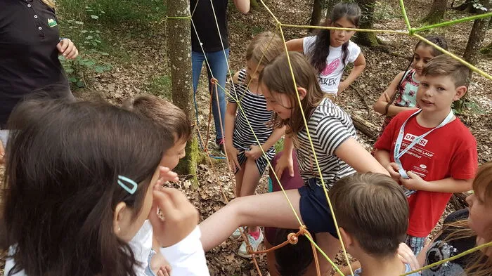 Im Wald mussten die Kinder Aufgaben erfüllen, die nur durch Zusammenhalt schaffbar waren.