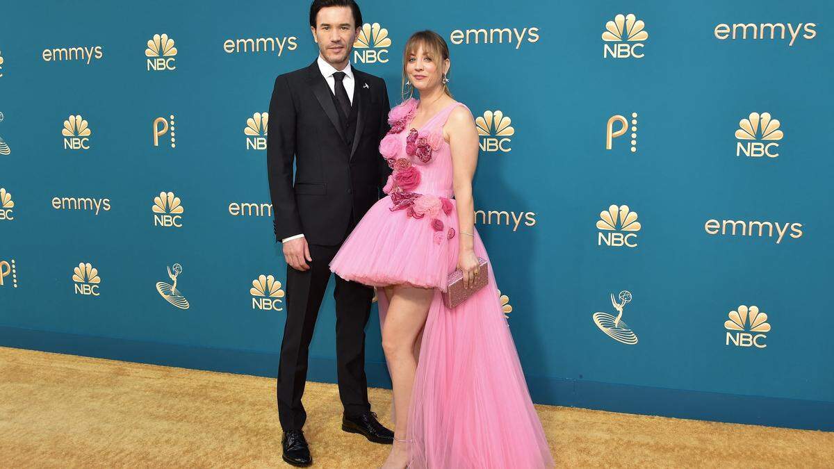Kaley Cuoco und Tom Pelphrey, hier bei der diesjährigen Emmy-Verleihung, werden Eltern