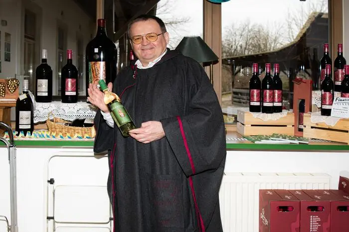 Mit dieser festlichen Weinpräsentation halten die Winzer eine lange Tradition aufrecht. Sie soll an die Zeit der Römer in der Oststeiermark und auch an Papst Urban I. als Weinpatron erinnern, mit dem Feuer feierte man einst das Licht des länger werdenden Tages.  